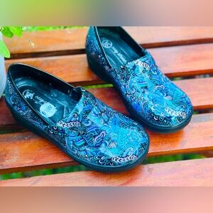 Easy Works By Easy Street Lyndee Blue Pop Paisley Nursing Clogs 8.5 Wide Women’s